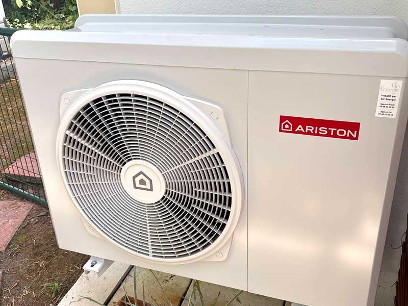 Photo et avis client : installation d'une pompe à chaleur Ariston.