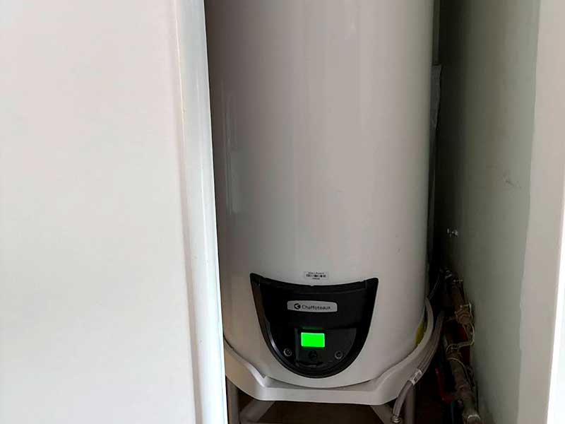 Photo et avis client : installation d'une pompe à chaleur et ballon thermodynamique.