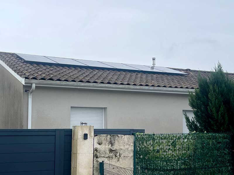 Photo et avis client : panneaux solaires avec batterie virtuelle MyLight et climatisation.