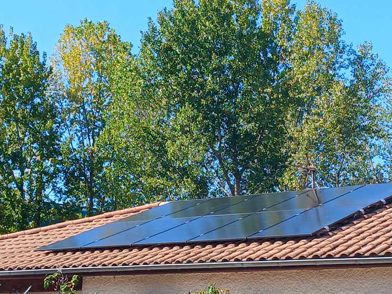 Photo et avis client : installation de panneaux solaires en toiture (maison individuelle).