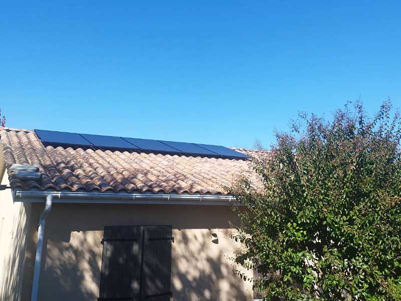 Photo et avis client : panneaux solaires en toiture (maison).