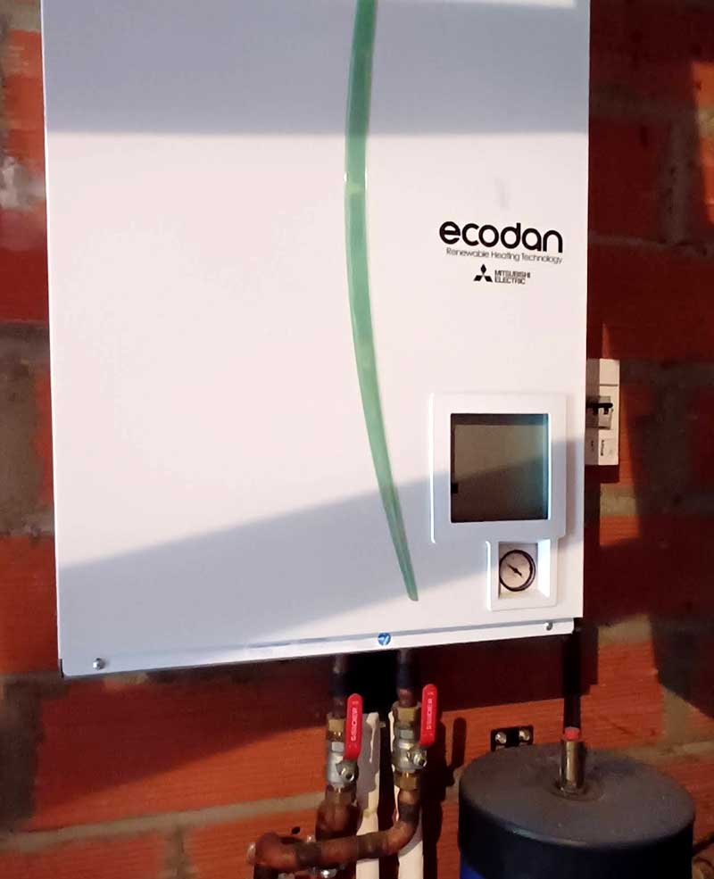 Photo et avis client : installation d'une pompe à chaleur air-eau Ecodan (Mitsubishi, SCOP performant).