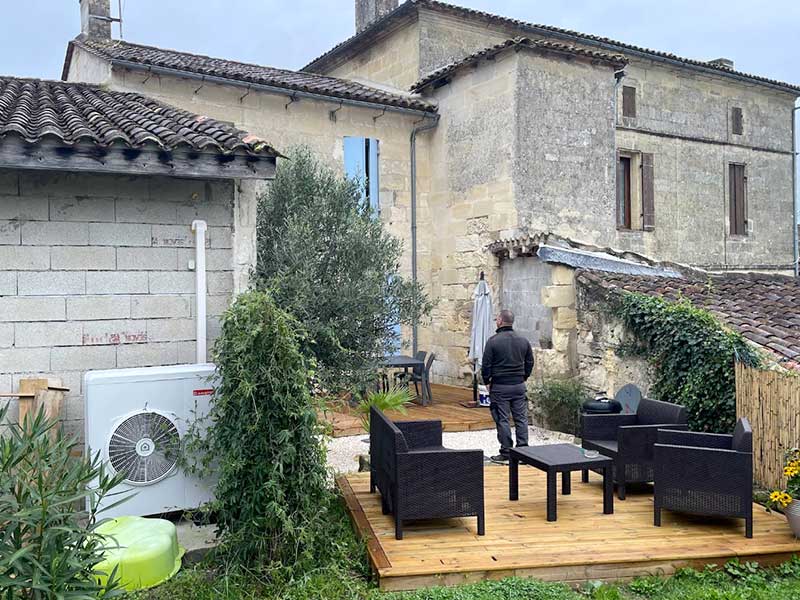 Photo et avis client : installation d'une pompe à chaleur Ariston et panneaux solaires.