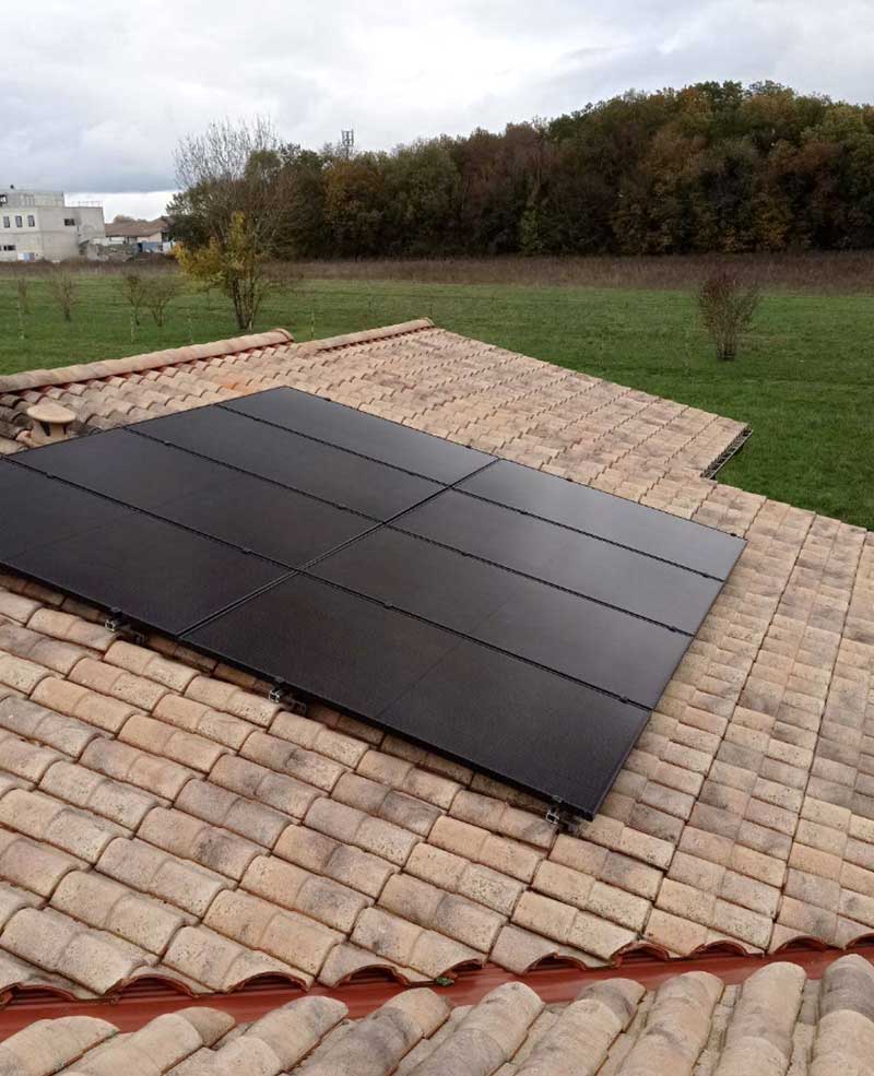 Photo et avis client : installation photovoltaïque, modules Bourgeois Global Full black.