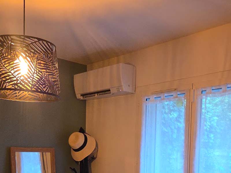 Photo et avis client : installation d'une climatisation réversible Mitsubishi.