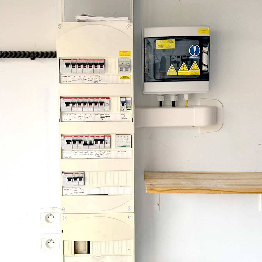 Vu du tableau de protection électrique photovoltaïque